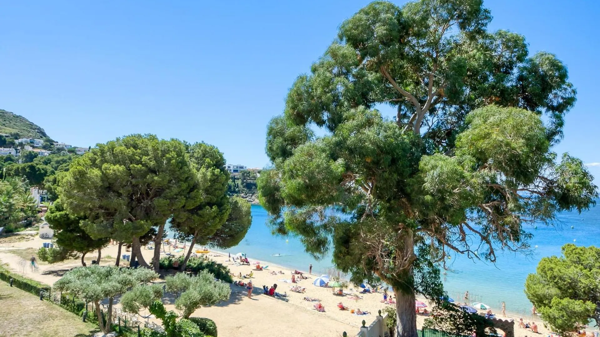 Apartment With View Montjoi