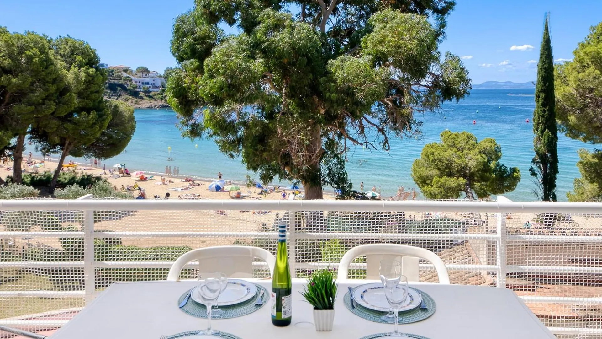 Apartment With View Montjoi Spagna