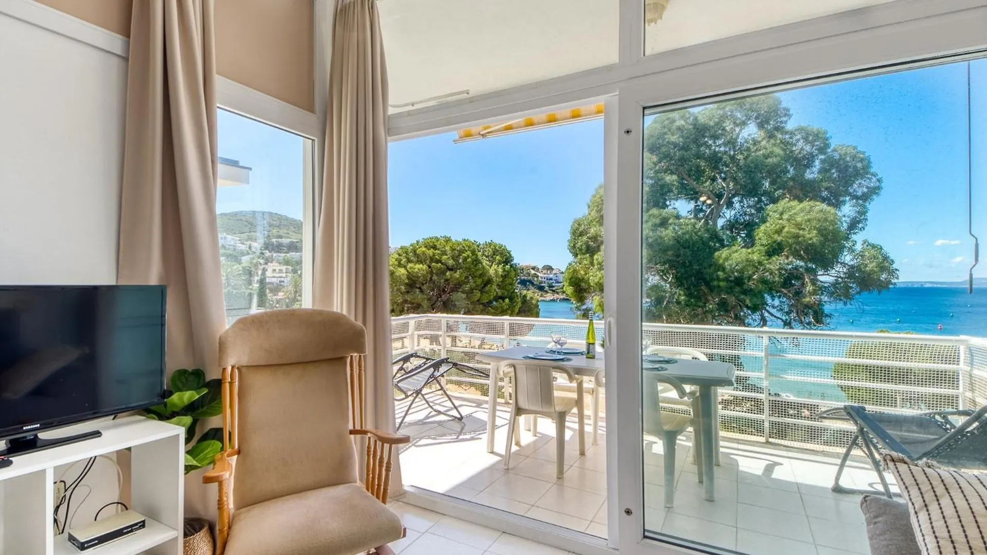 Apartment With View Montjoi Spain