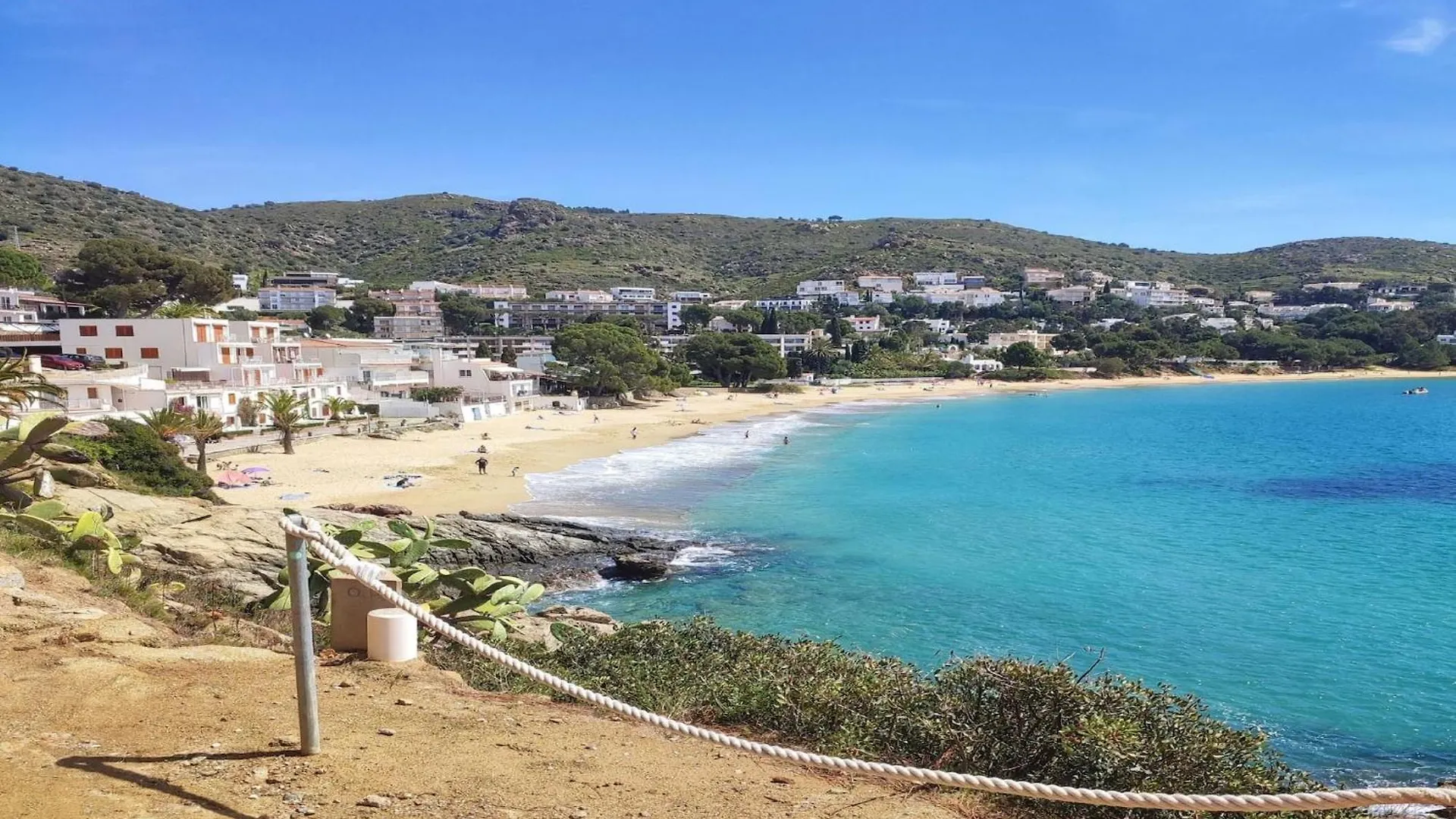 Apartment With View Montjoi