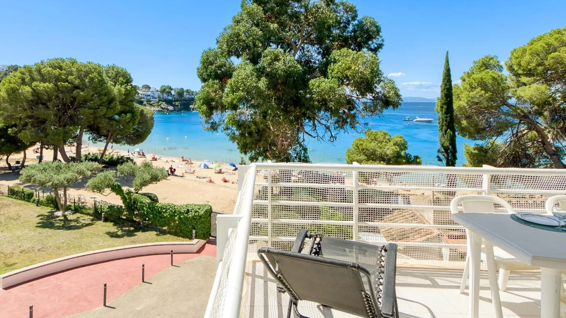 Apartment With View Montjoi