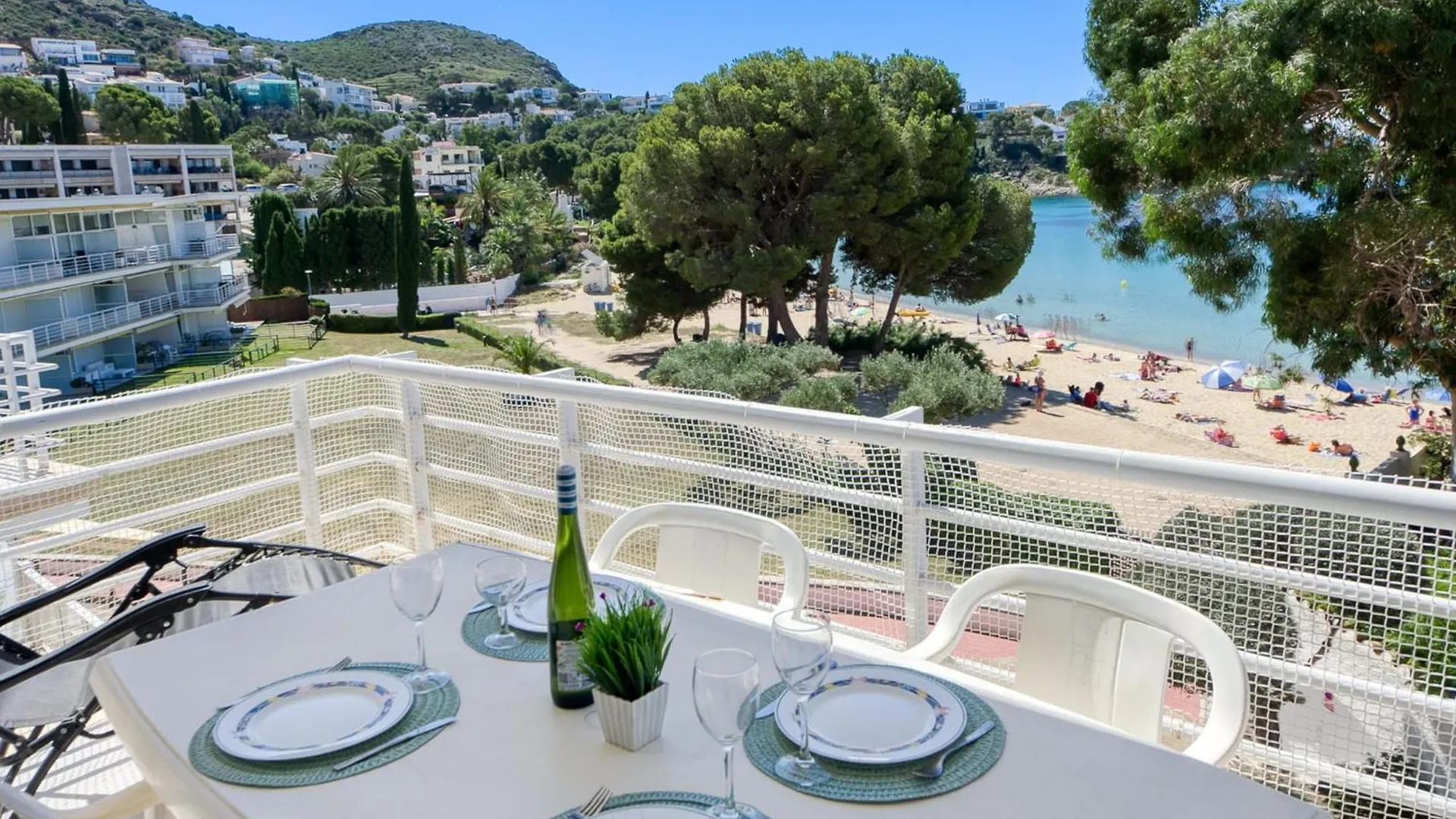 Apartment With View Montjoi