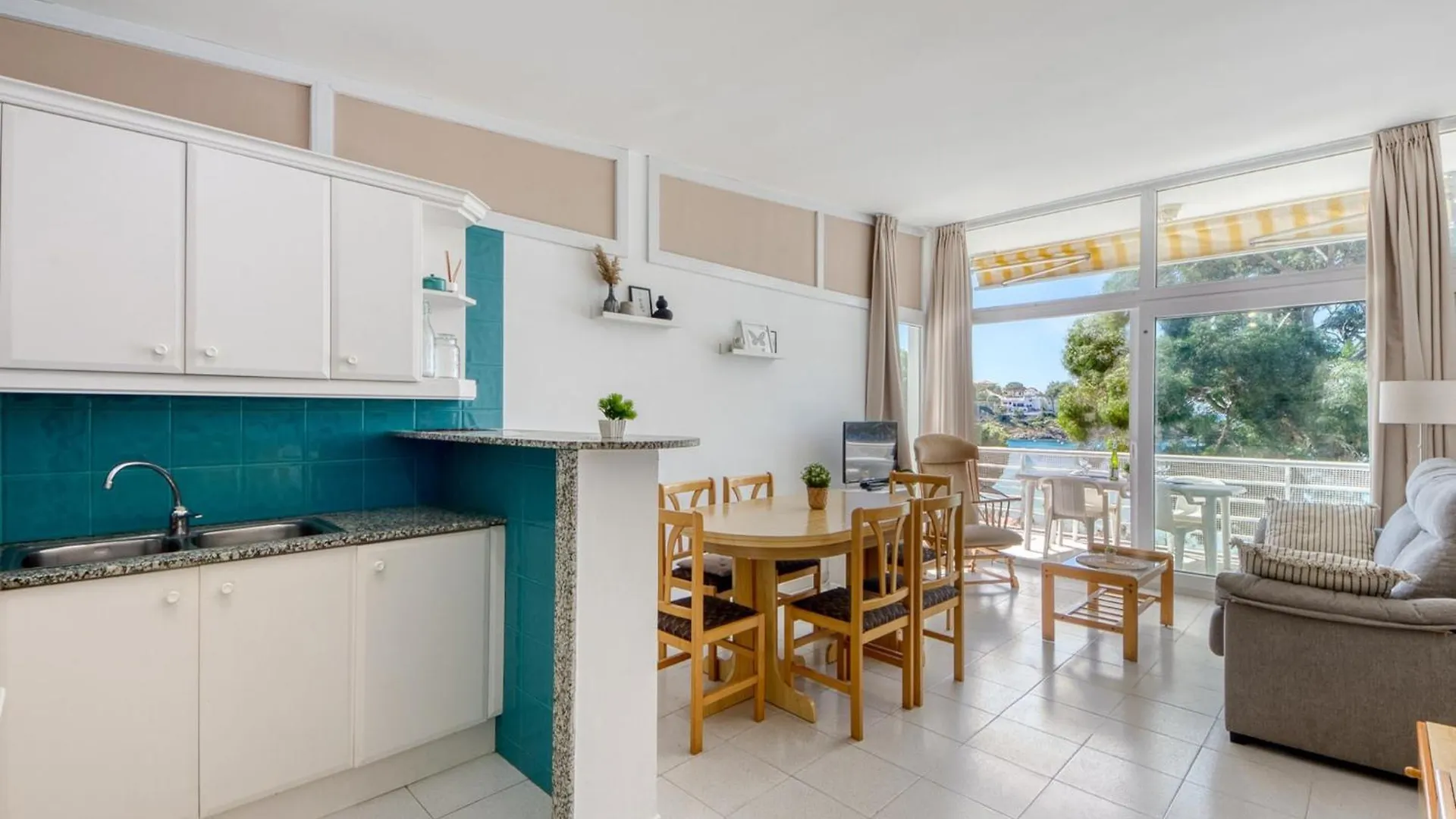 Apartment With View Montjoi