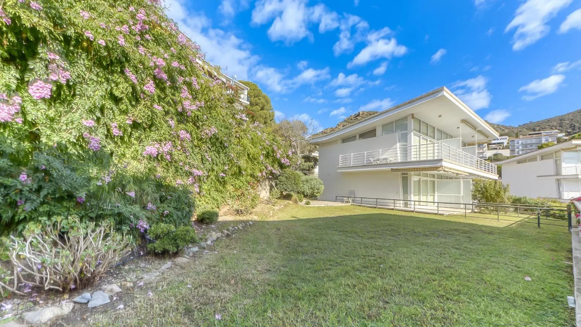 Apartment With View Montjoi